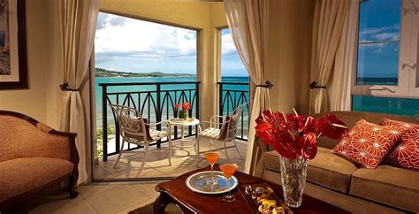 Honeymoon Beachfront Penthouse Club Level Room-Whitehouse | Sandals ...