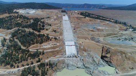 Oroville Dam: Crews lay roller-compacted concrete (RCC) for the ...