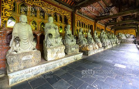 Buddha statues along the corridor lead to Bai Dinh pagoda 이미지 ...