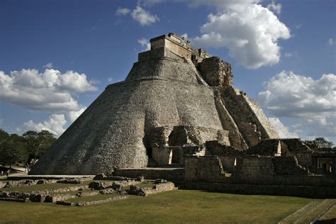 Ancient Mayan Architecture - Temples and Palaces