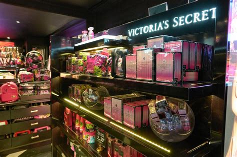 Thousands come to the opening of the first Victoria’s Secret shop in ...