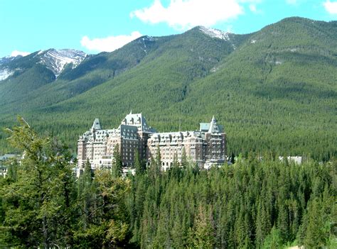 File:Fairmont Banff Springs Hotel.jpg