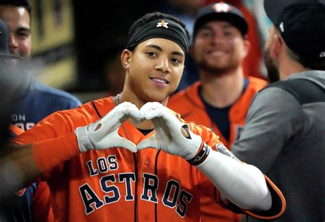 Why Astros' Jeremy Pena makes heart with hands to celebrate