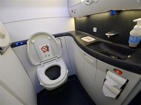 Why you can't use the bathroom on a plane before takeoff - Business Insider