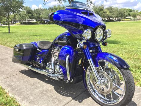 2017 Harley-Davidson® FLHXSE CVO™ Street Glide® (Blue Cobalt And Indigo ...