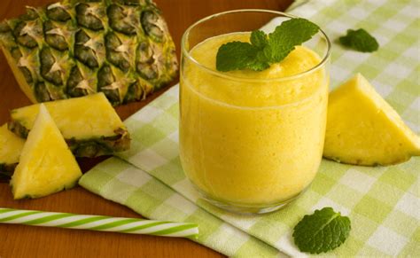 Suco detox com abacaxi: 10 receitas que auxiliam na desintoxicação