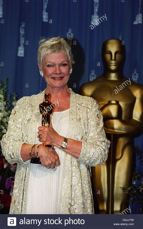 Judi dench oscar 1999 hi-res stock photography and images - Alamy