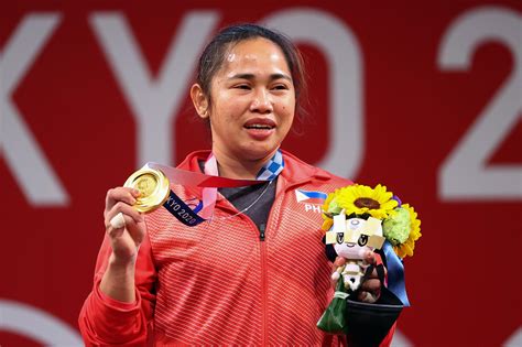 Hidilyn Diaz receives her Olympic gold medal | GMA News Online