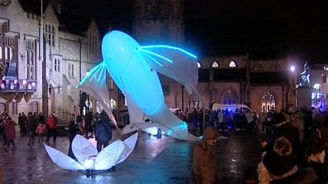 Durham Lumiere Festival of light draws huge crowds - BBC News