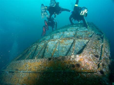 Former USS Oriskany is sunk by US Navy to create artificial reef