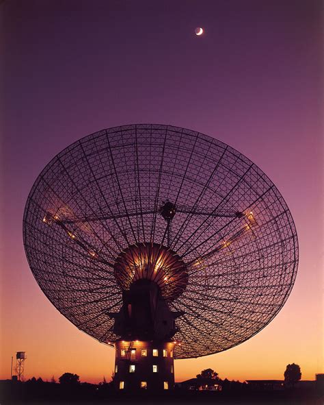 CSIRO_ScienceImage_4350_CSIROs_Parkes_Radio_Telescope_with_moon_in_the ...