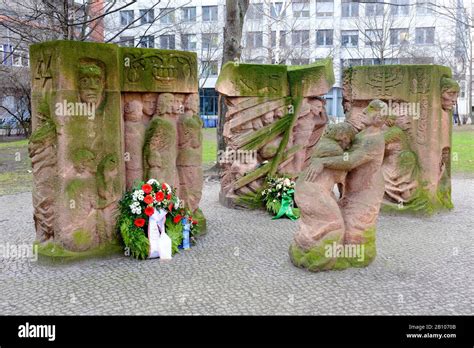 Sculpture by Ingeborg Hunzinger on the Rosenstrasse protest ...