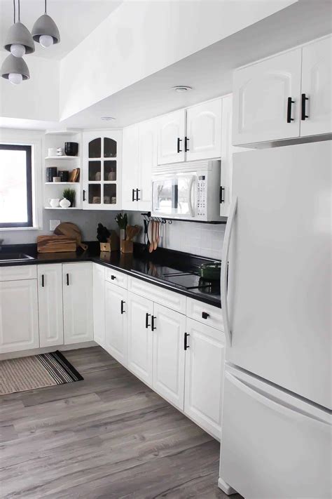 10+ Modern White Kitchen With Black Countertops - DECOOMO