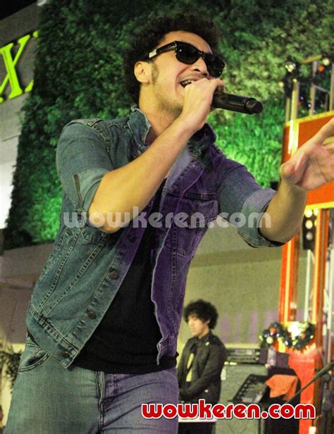 Gambar Foto Giring Nidji Saat Tampil di Acara 'Sabotase I-Radio' - Foto ...