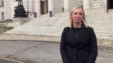 Barristers in Wales walk out of courts in row over pay - BBC News