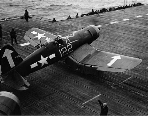 [Photo] F4U-1D Corsair on the flight deck of USS Bunker Hill off ...