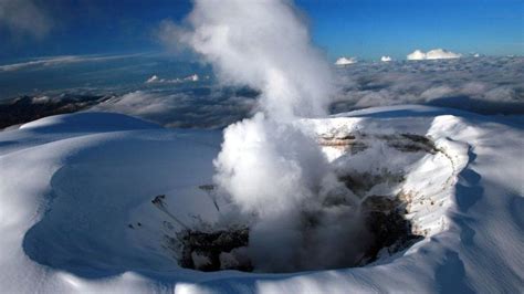 Nevado del Ruiz: Residents evacuated from slopes of volcano - BBC News