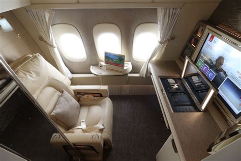 Review: Emirates New First Class Suite on B777-300/ER - SamChui.com