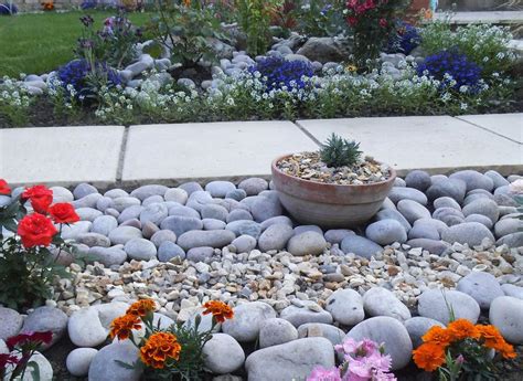 Ultimate Guide To Garden Cobbles & Pebbles - Decorative Aggregates