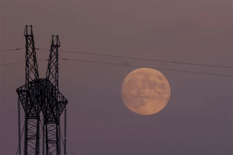 'Beaver blood moon' offers world's last total lunar eclipse until 2025 ...