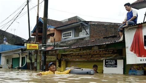 Pondok Gede Permai Terendam Banjir Hingga 2,5 M - foto Tempo.co