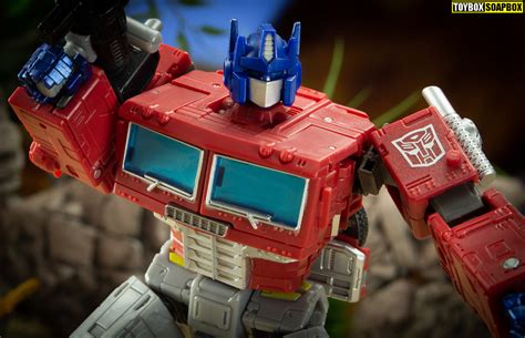 Gallery: Earthrise Optimus Prime – Toybox Soapbox