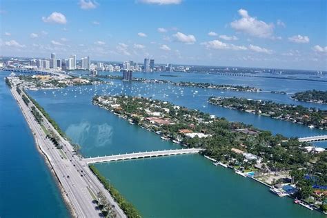 Miami Skyline Boat Tour & Celebrity Island Homes 2024