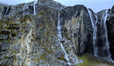 Top 9 Most Famous Waterfalls in Uttarakhand