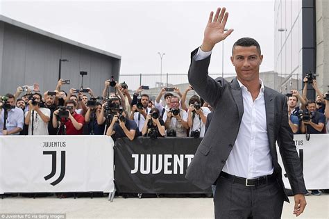 Juventus fans gathered for unveiling of Cristiano Ronaldo | Daily Mail ...