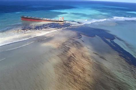 Tanker spills 1,000 tonnes of crude oil into Indian Ocean near ...