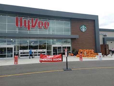 Hy-Vee opens its first La Crosse supermarket at Valley View Mall - WIZM ...