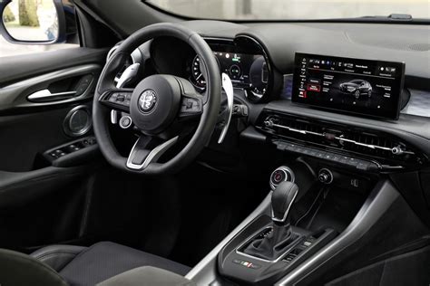 Alfa Romeo Tonale Interior & Infotainment | carwow