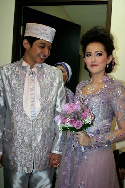 Wedding Dress Gallery: Pasha 'Ungu" dan Adelia Resmi Suami istri