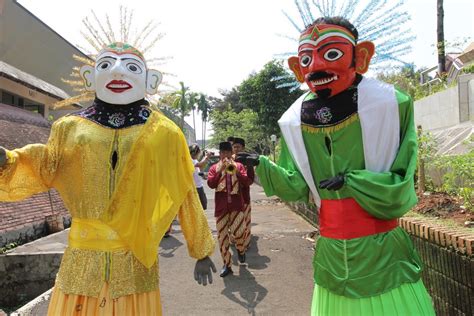 Ondel-Ondel, Bukan Sekadar Boneka Raksasa - Indonesia Kaya