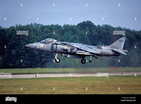 Harrier jump jet land hi-res stock photography and images - Alamy