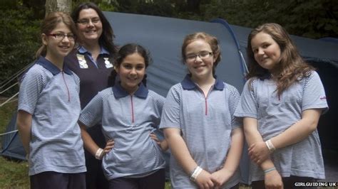 Girl Guides get 'fresh' new uniform - BBC News