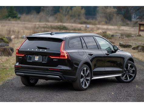 2023 Volvo V60 Pictures: | U.S. News