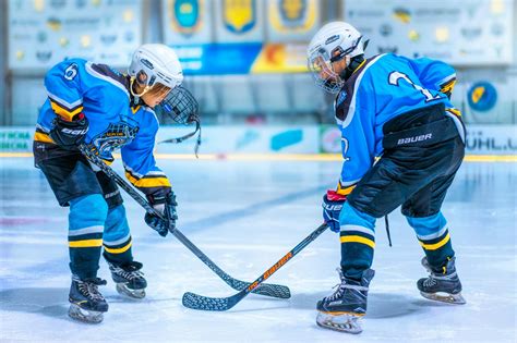 Dos Jugadores De Hockey En Pista · Fotos de stock gratuitas