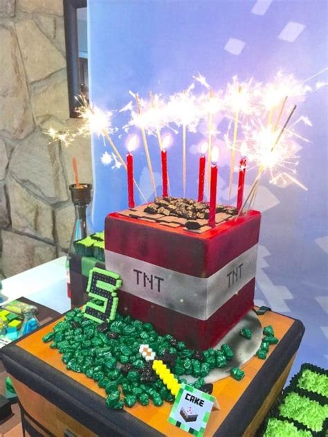 17 of the Coolest Minecraft Birthday Cakes Ever Created - Spaceships ...