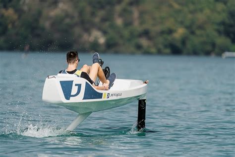 JetCycle Max Hydrofoil Is a Water Bike That Glides and Flies Over the ...