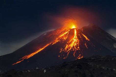 Bagaimana kita bisa tahu gunung berapi akan meletus? | Volcano, Sci fi ...