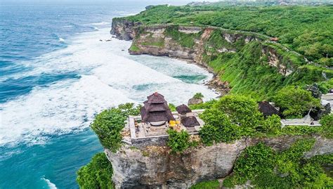 Kekayaan Alam dan Budaya di Pura Luhur Uluwatu Bali | Airpaz Blog