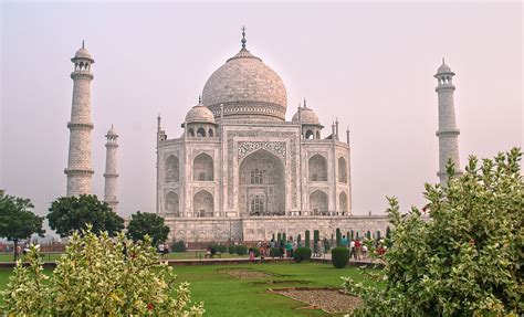 Building the Taj Mahal: Facts and History | DOZR