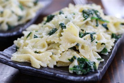 How To Make Simple Creamy Farfalle Pasta With Spinach