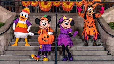 Mickey and Friends Debut New 'Homemade' Halloween 2022 Costumes at ...