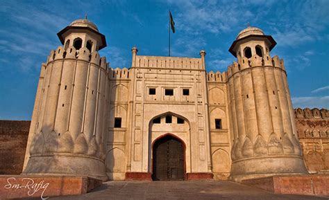 Tour Guides of Lahore Fort: The Men behind the Myths - Youlin Magazine