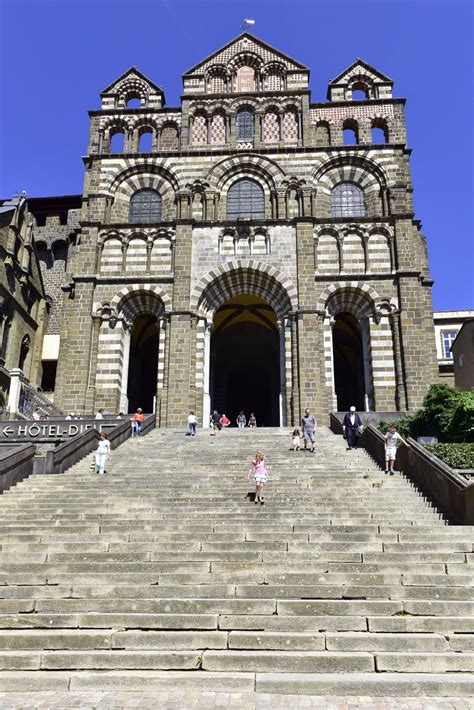 Un lieu, une histoire. Cathédrale du Puy-en-Velay : élancée vers le ciel