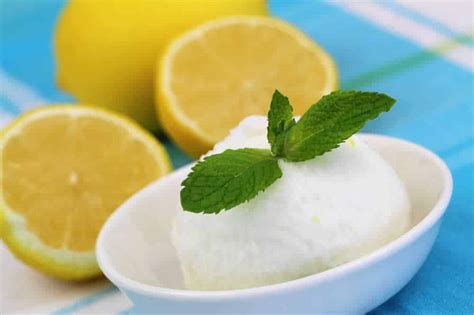 Comment faire un sorbet au citron à la maison pour votre dessert.