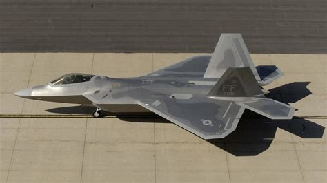 Comparison of F-35 Lightning II VS F-22 Raptor - Crew Daily