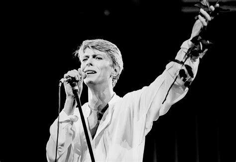 Watch David Bowie Perform a Haunting 'Heroes' in 1978 - Rolling Stone